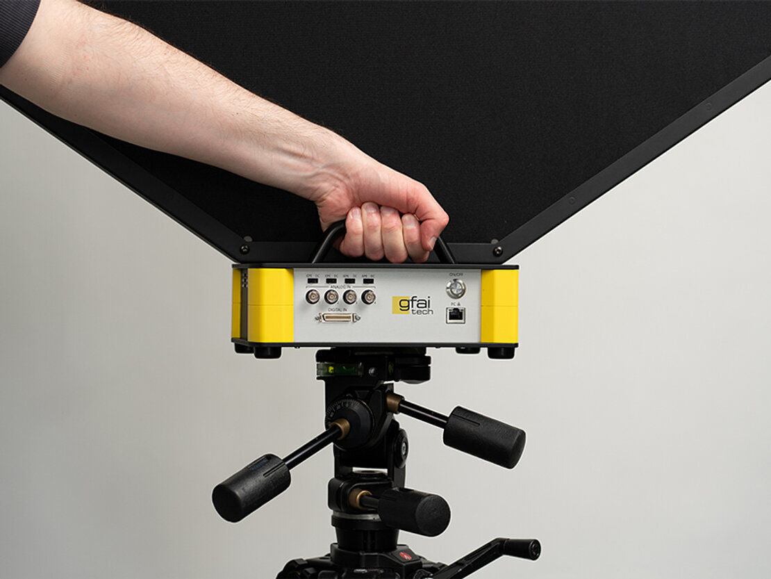 soundcam octagon data recorder with 12 digital and 4 analog input channels