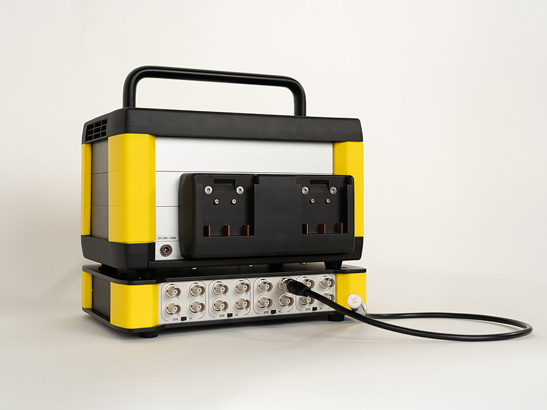 Rückansicht der Adapterbox und Datenrekorder gt4