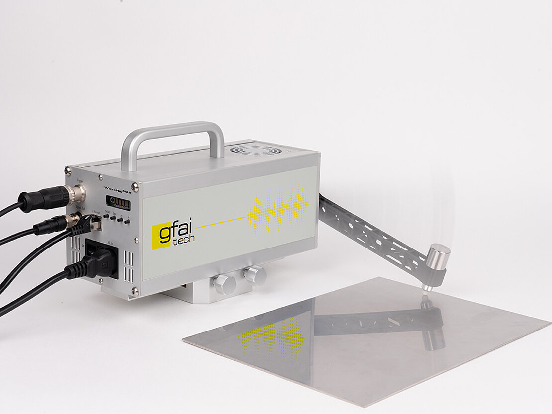 Impact hammer WaveHitMAX hits on steel plate