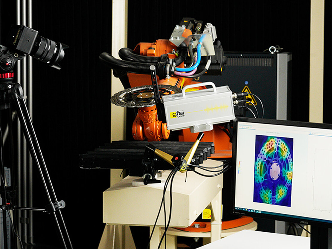 WaveCam solution excitation of a brake with impact hammer WavehitMAX