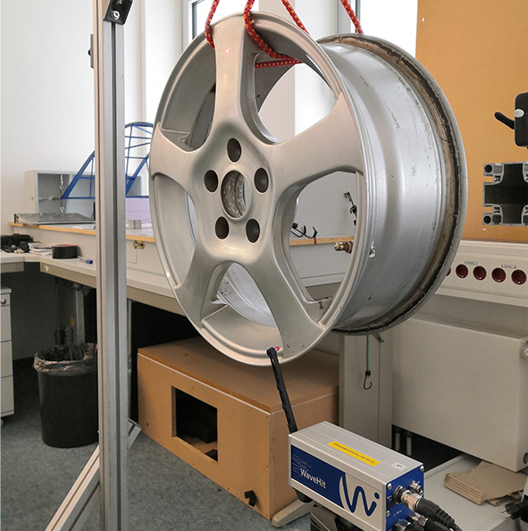 Figure 1: Experimental setup of the experimental modal analysis on the car rim.