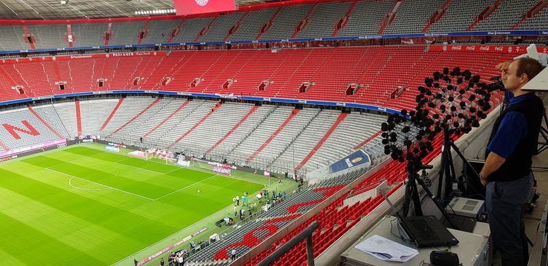 Abb. 1: Der Messaufbau der Akustischen Kamera vor dem Spielbeginn in der Allianz Arena<br>
